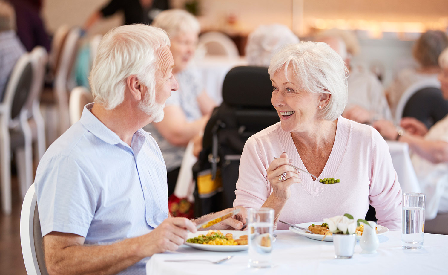The Royal EZ Collection, A seating innovation designed to create a SAFER and more<br />
ENJOYABLE mealtime experience.